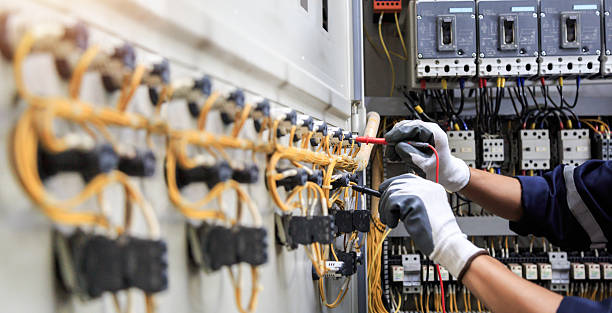 Professional Electrician technician working in Oakbrook Terrace, IL